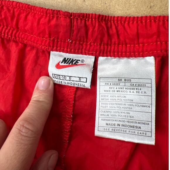 Vintage Nike Size Large Red 100% Nylon 18" Running Shorts - Picture 3 of 8